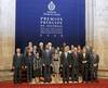 Don Felipe y Do&ntilde;a Letizia posan junto a los galardonados con los Premios Pr&iacute;ncipe de Asturias 2009