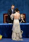 La pertiguista rusa Yelena Isinbayeva recoge el Premio Pr&iacute;ncipe de Asturias de los Deportes, de manos del Pr&iacute;ncipe Felipe y en presencia de la Princesa Letizia, durante la ceremonia de entrega de los galardones celebrada en el teatro Campoamor de Ov