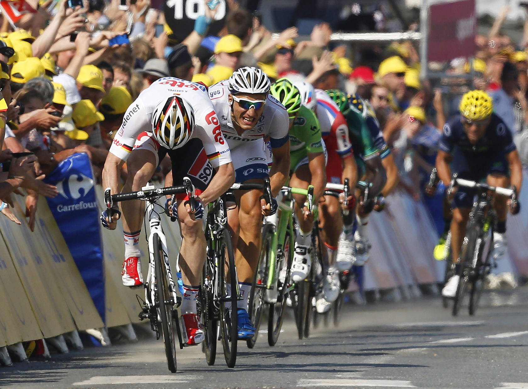 Kittel gana la décima etapa en un accidentado esprín