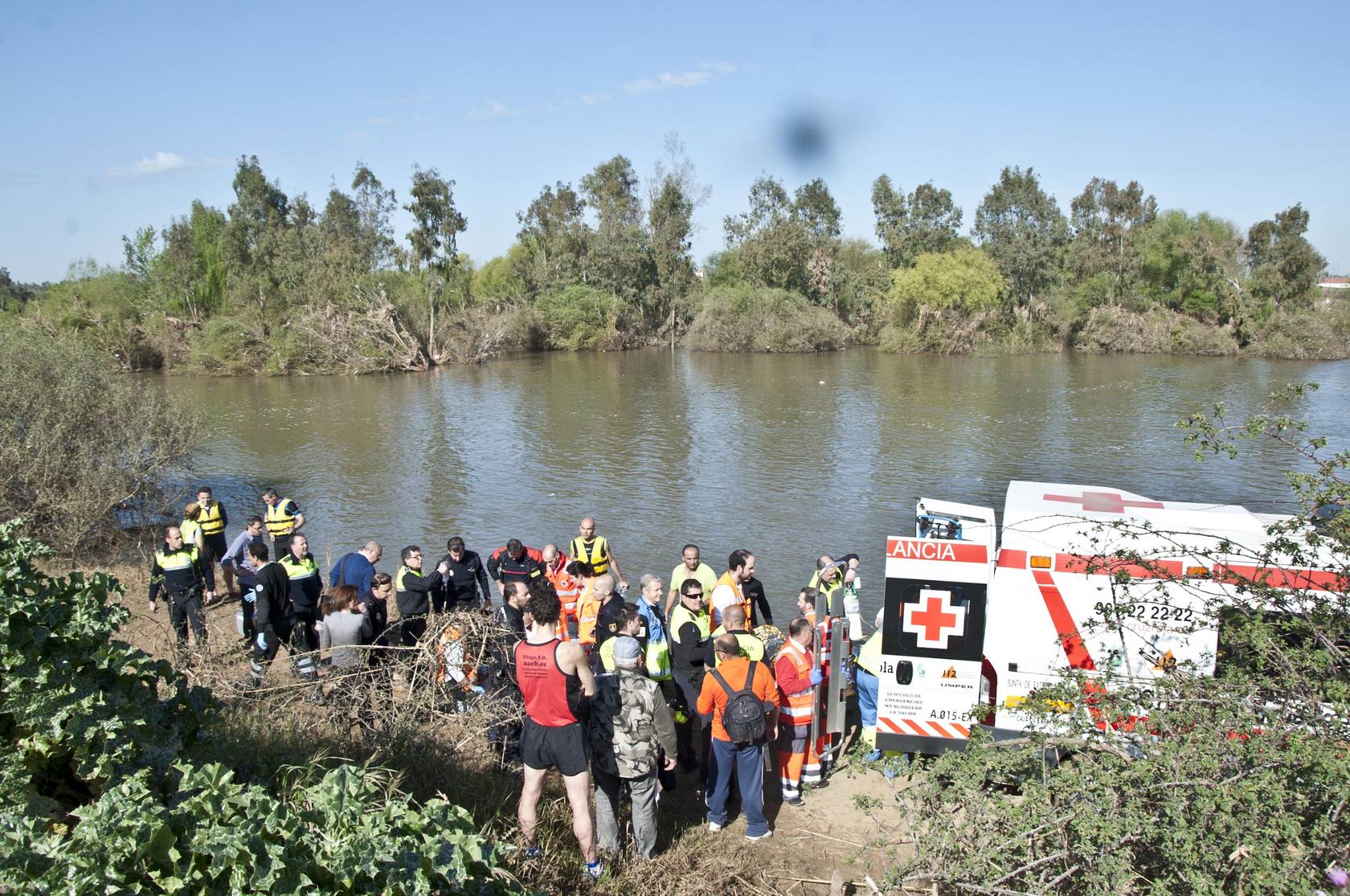 Muere un hombre al intentar rescatar a dos piragüistas que habían caído al agua