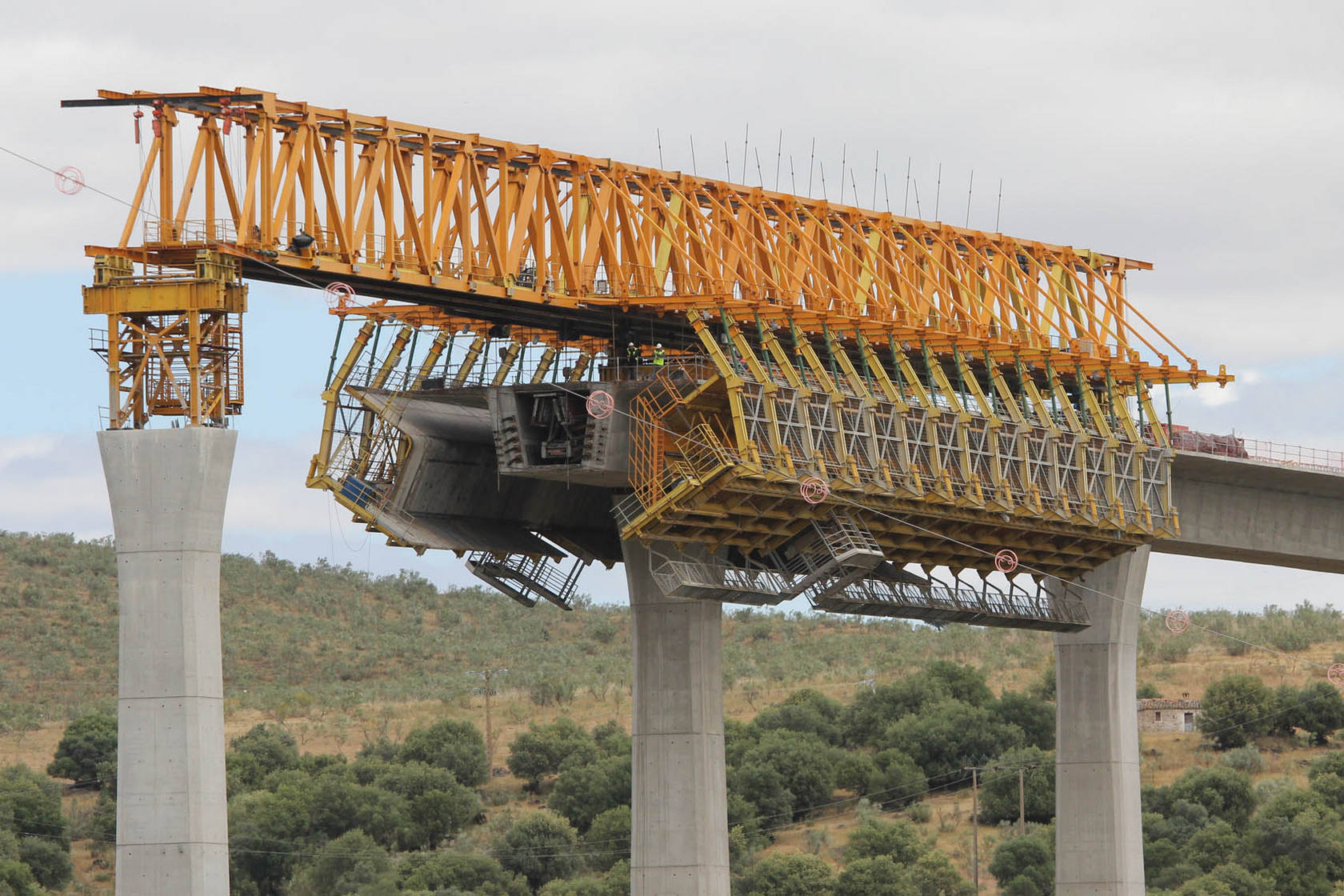 Pastor y Monago visitan las obras del AVE en los viaductos sobre los ríos Tajo y Almonte