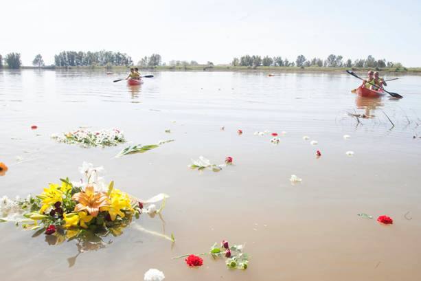 Flores sobre el Guadiana para homenajear a Ángel García Vázquez