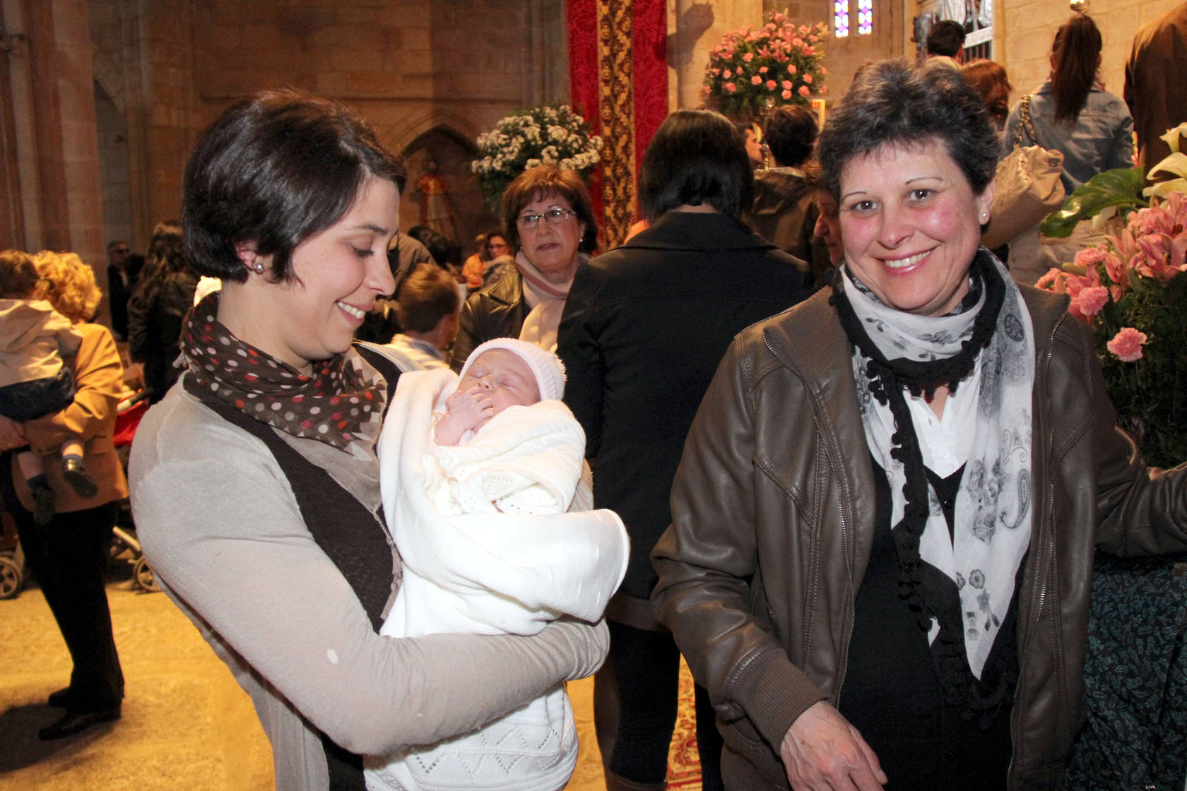 321 niños cacereños son presentados ante la Virgen de la Montaña