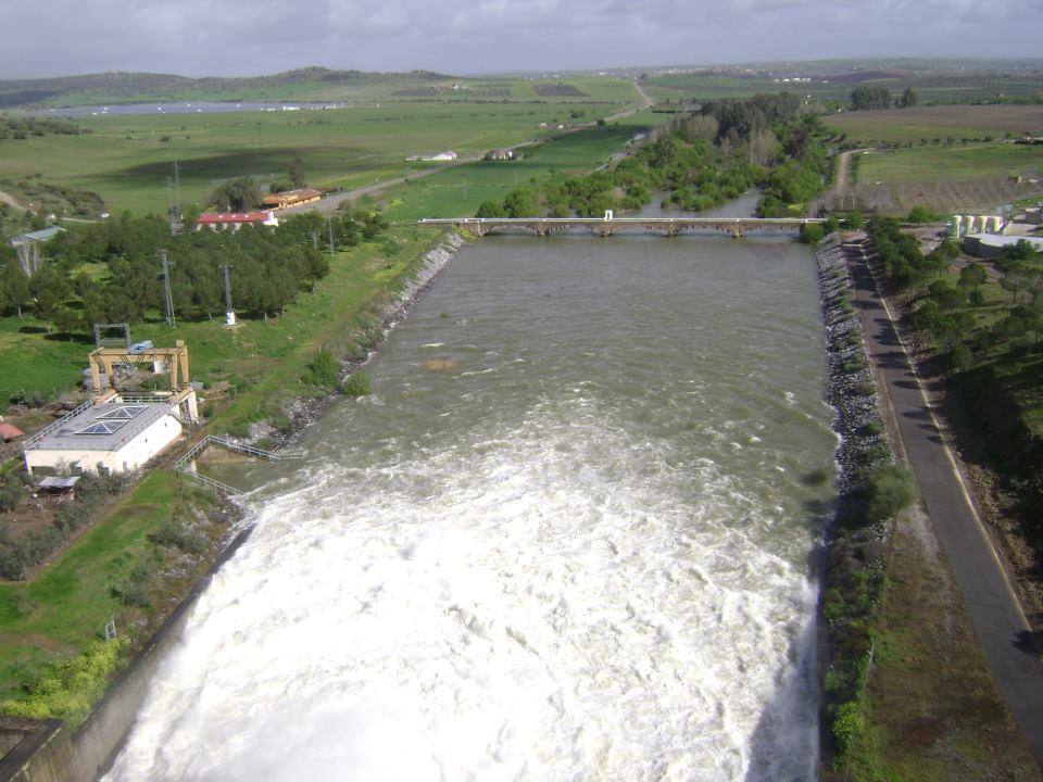 Alange vuelve a soltar agua por sus aliviaderos inferiores