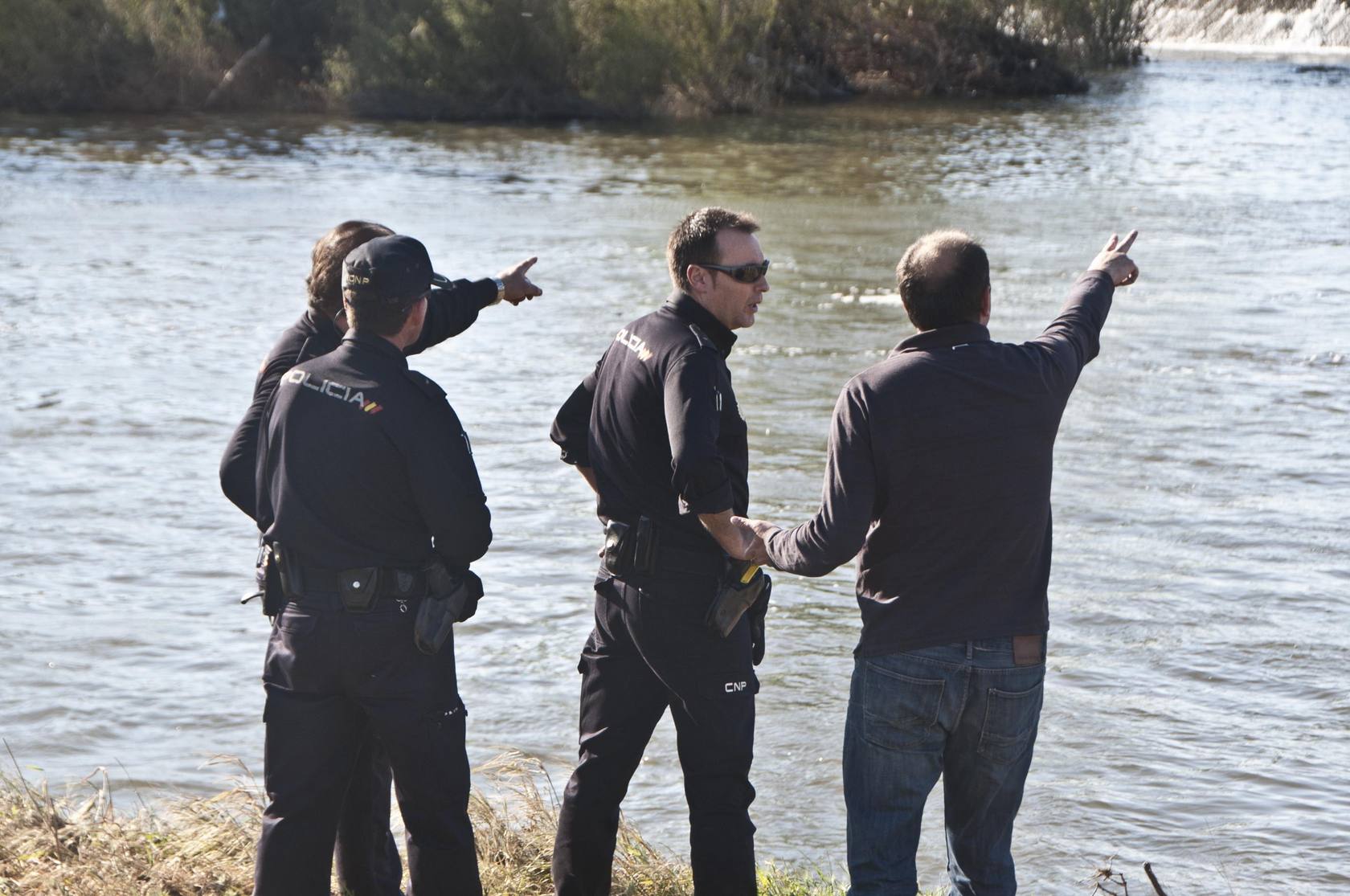 Buscan a un joven arrastrado por la corriente del río Guadiana
