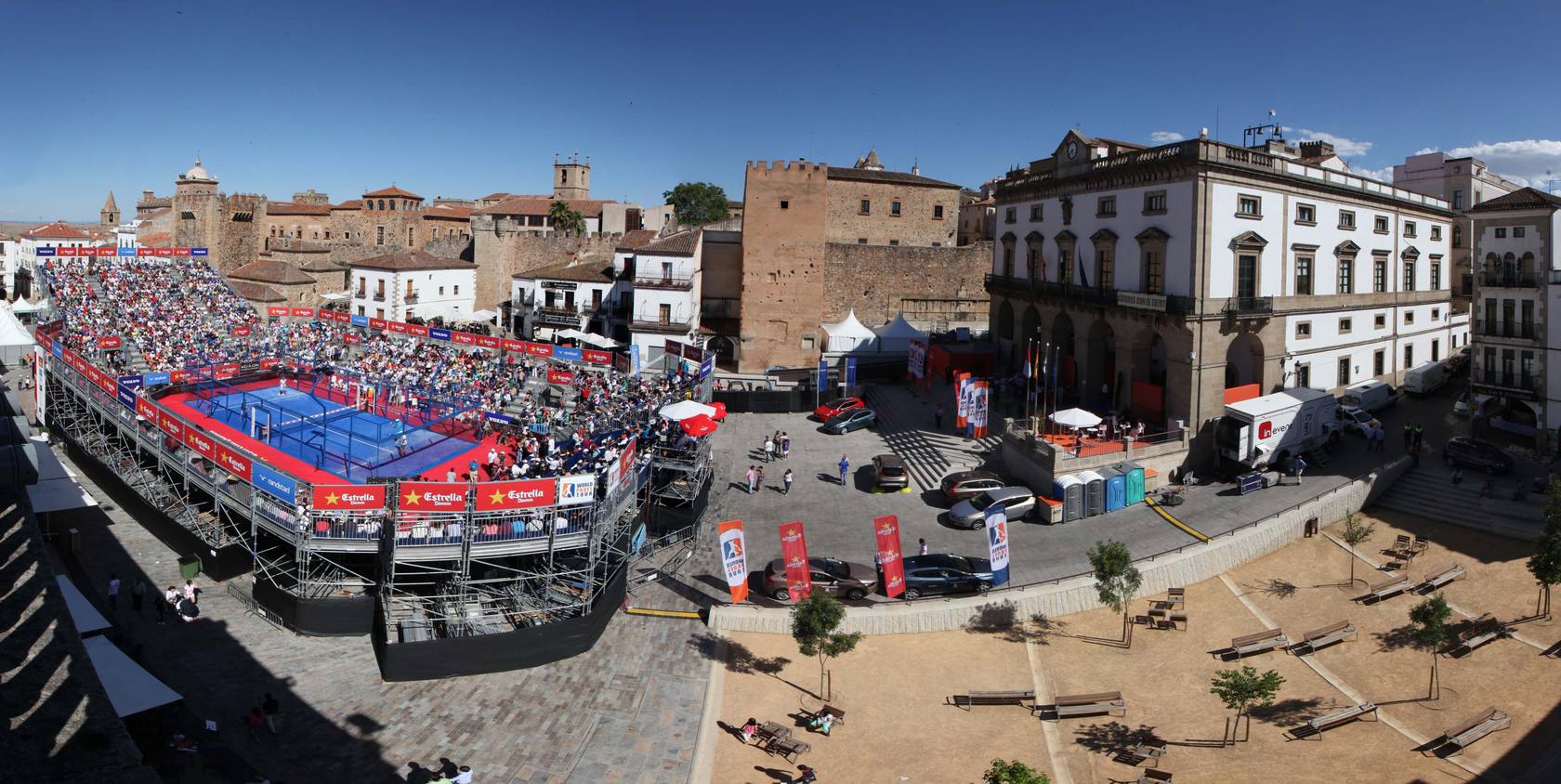 El World Padel Tour llena de público las gradas de la Plaza Mayor