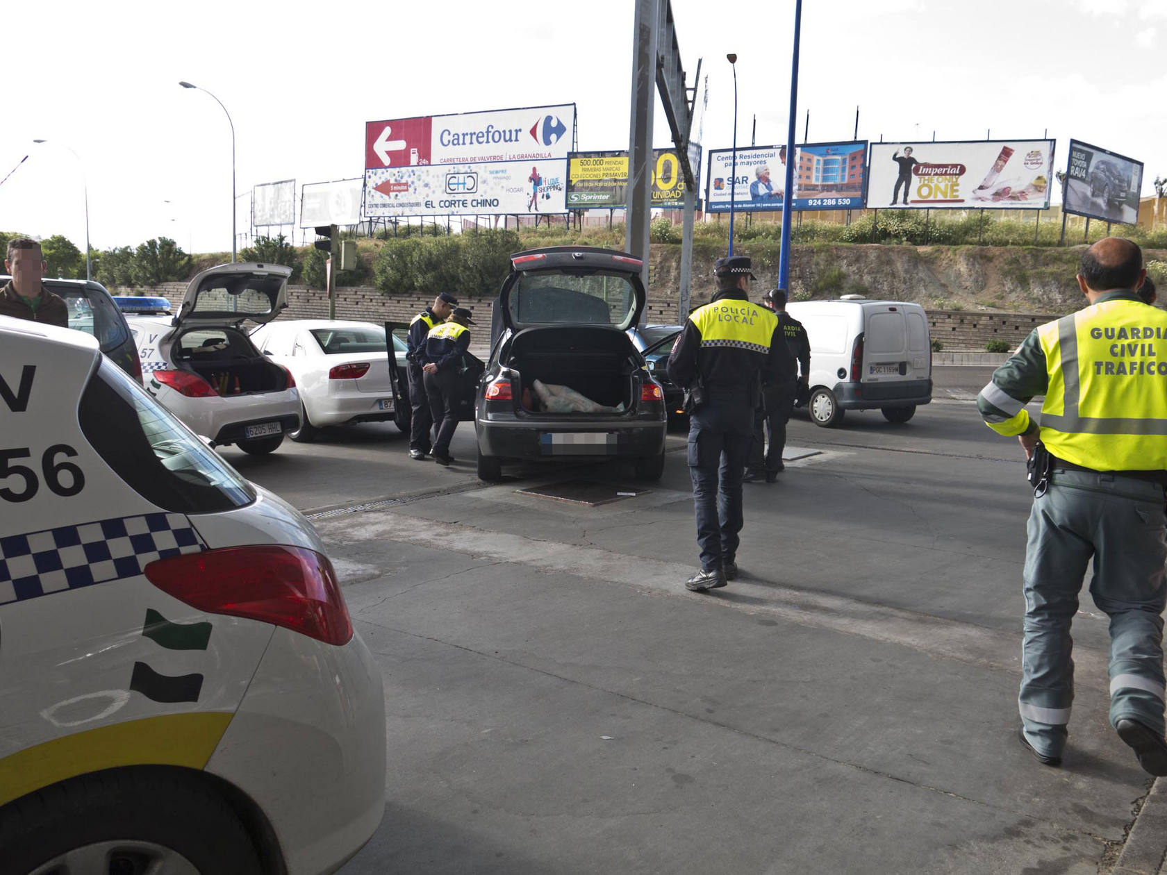 Gran dispositivo policial para registrar un coche junto al puente del Rivillas