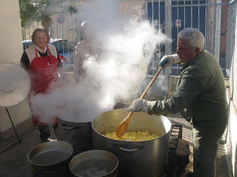 El Hogar de Mayores de Moraleja celebra su matanza típica extremeña
