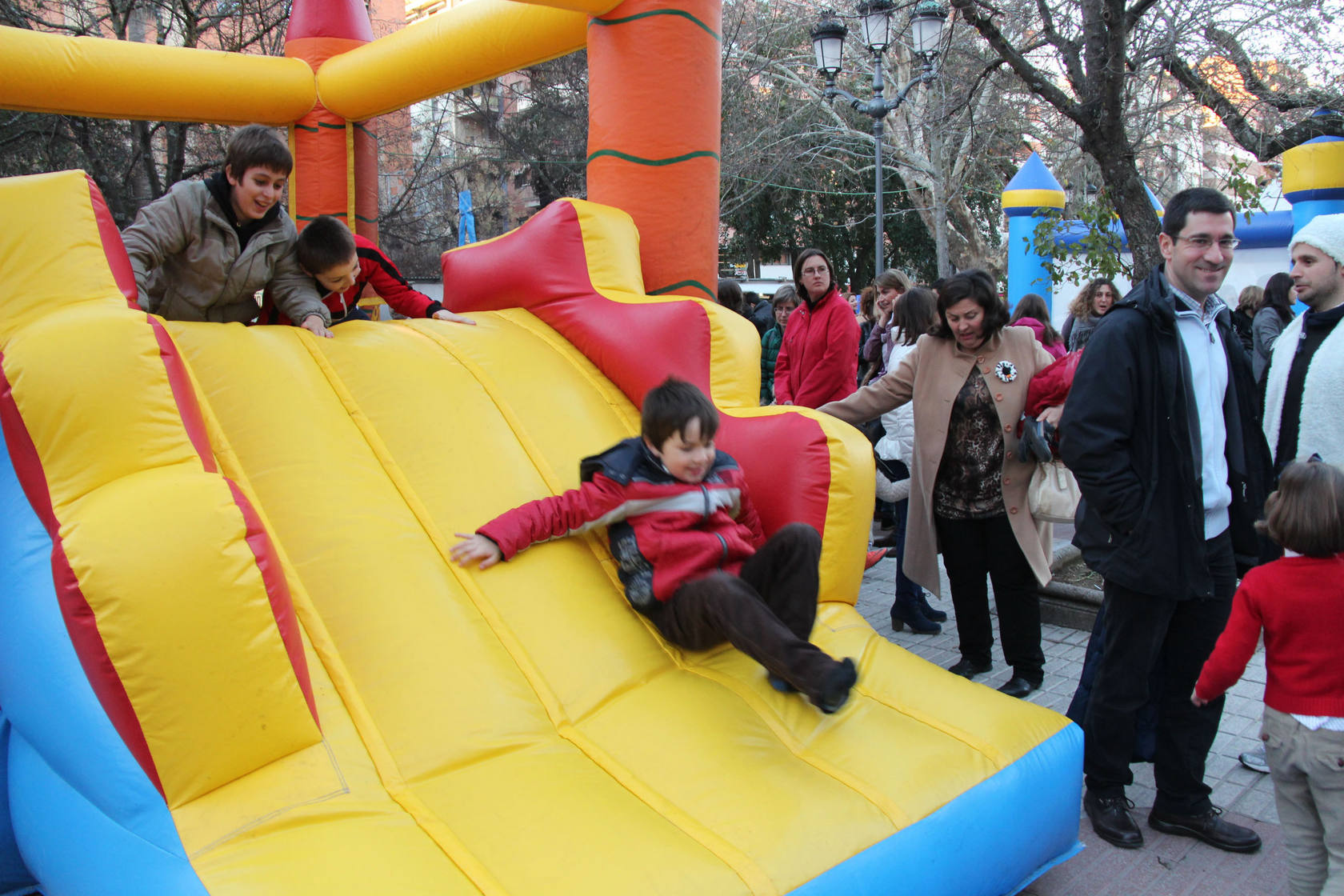 Los Reyes Magos reciben a miles de niños en Cáceres