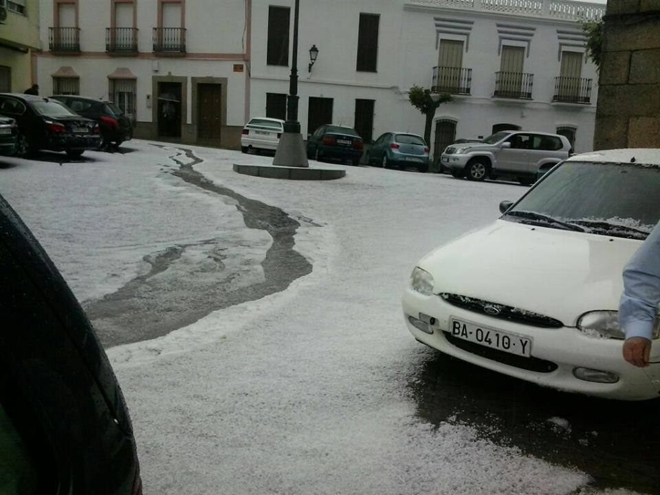 Una granizada de 15 minutos cubre de blanco las calles de Savatierra