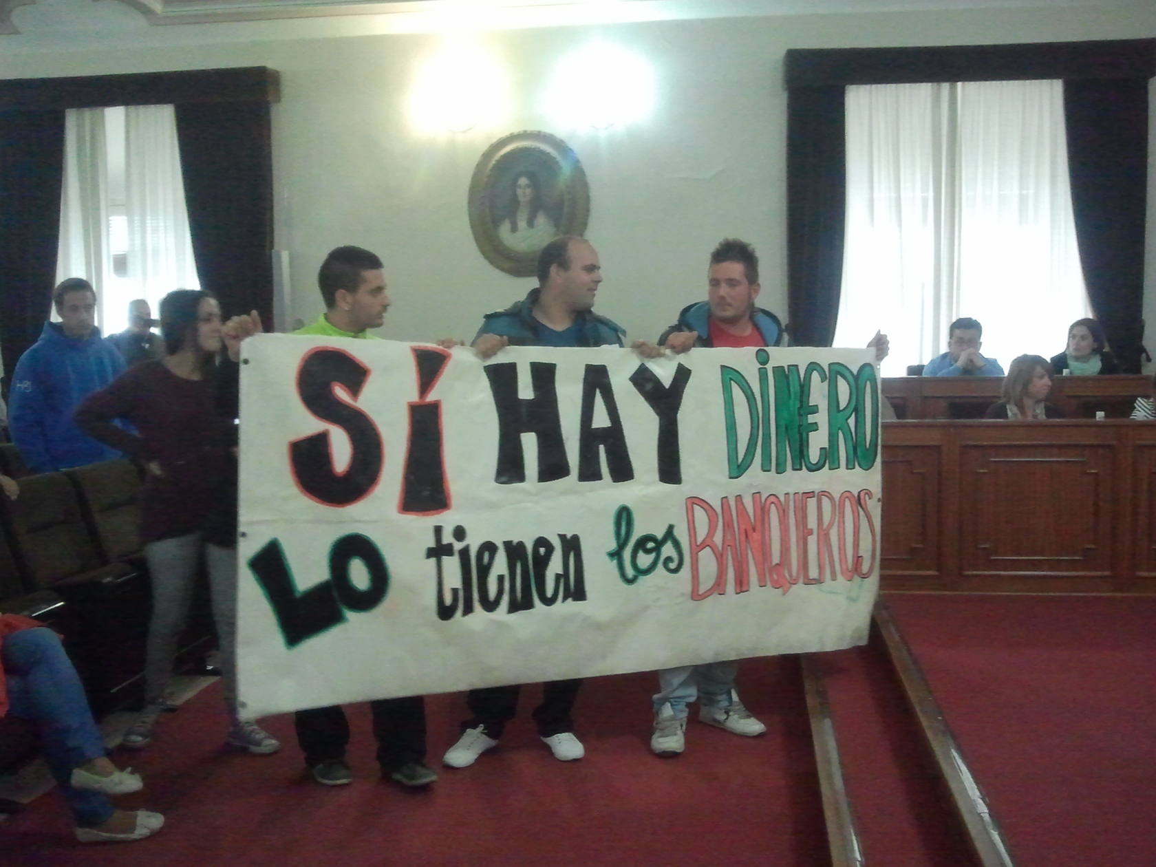 Desalojan a un grupo de activistas del pleno de Almendralejo
