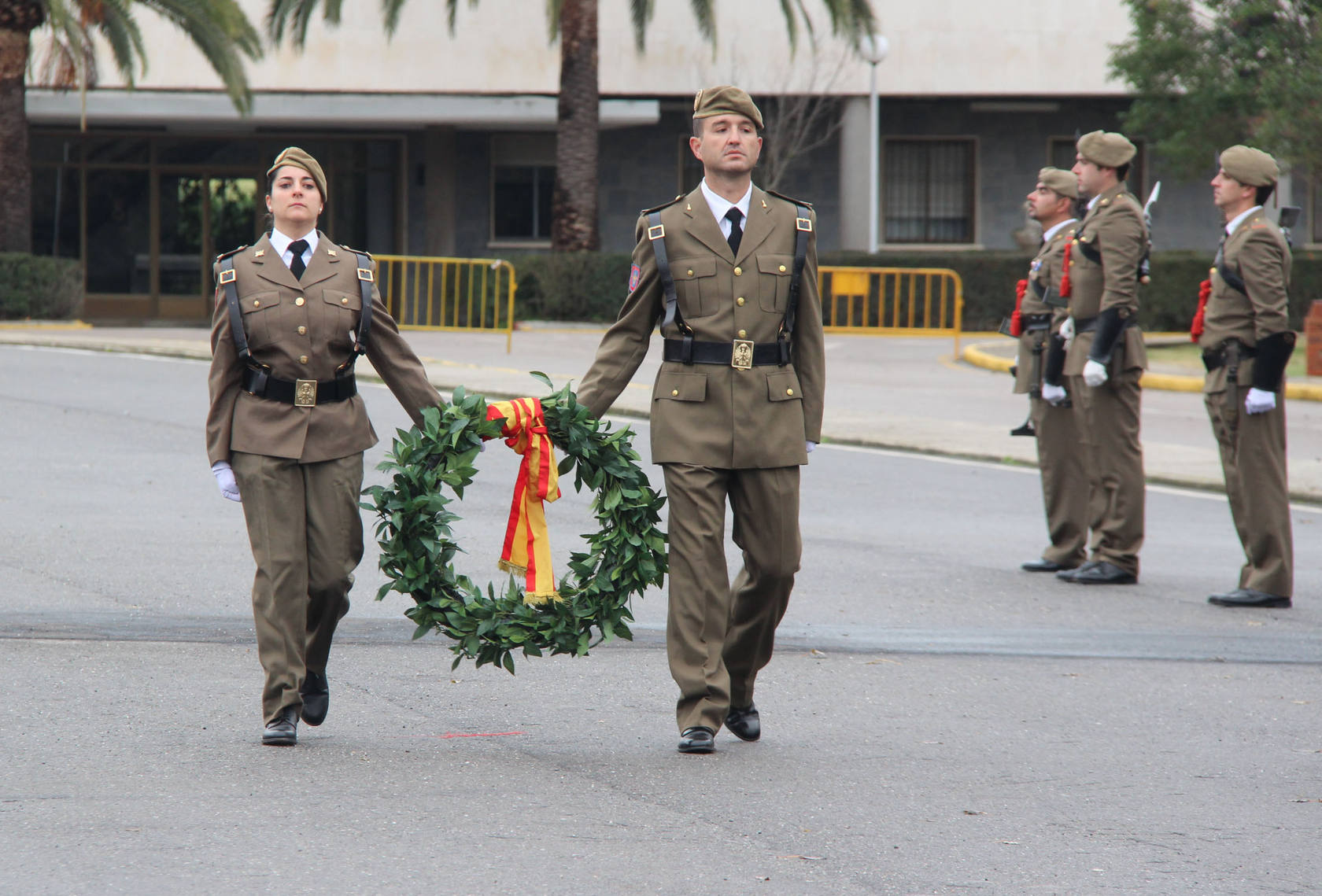 Los militares rinden honores a su patrona