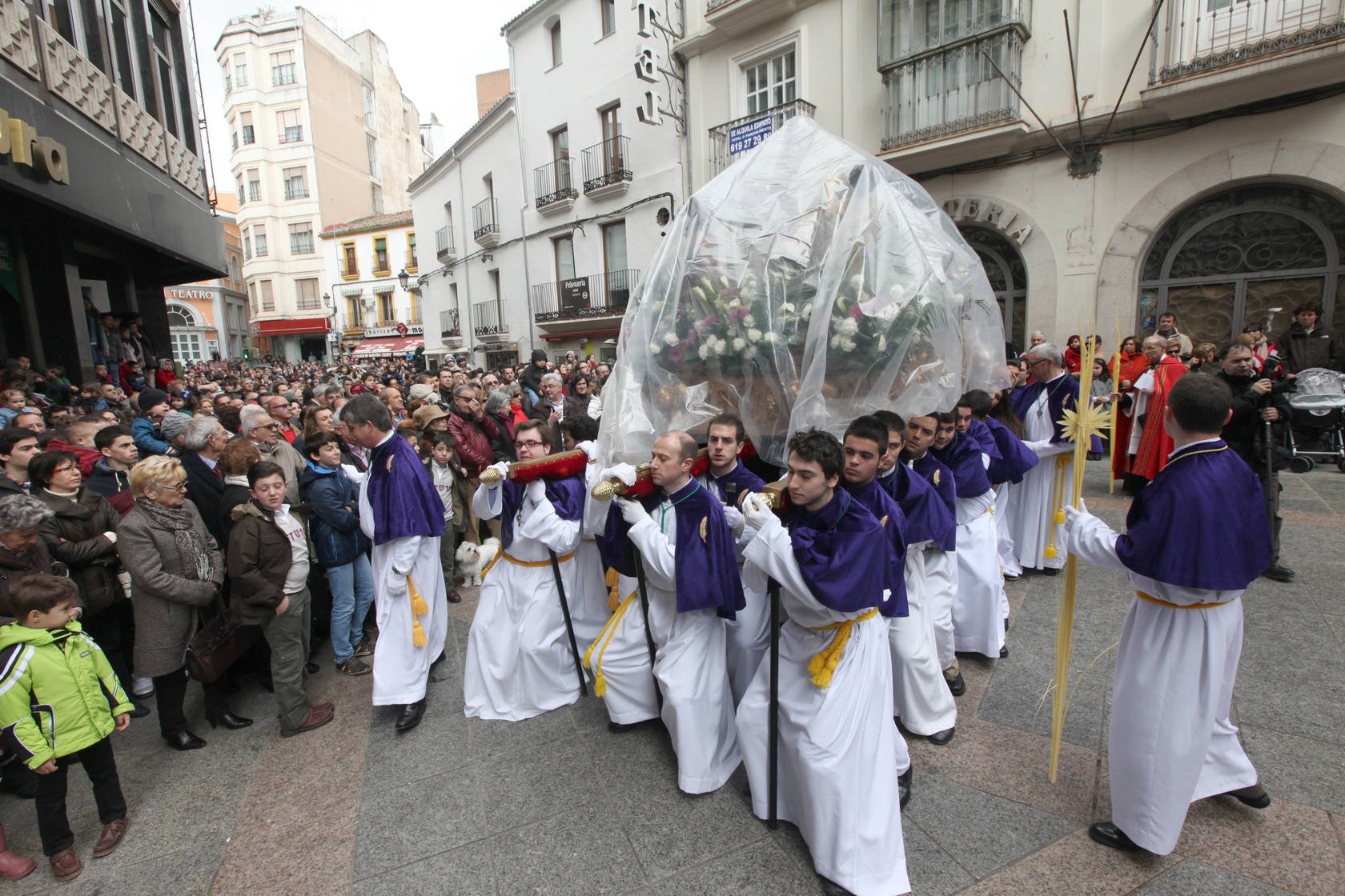 DOMINGO DE RAMOS | La 'Burrina' procesiona resguardada bajo un plástico