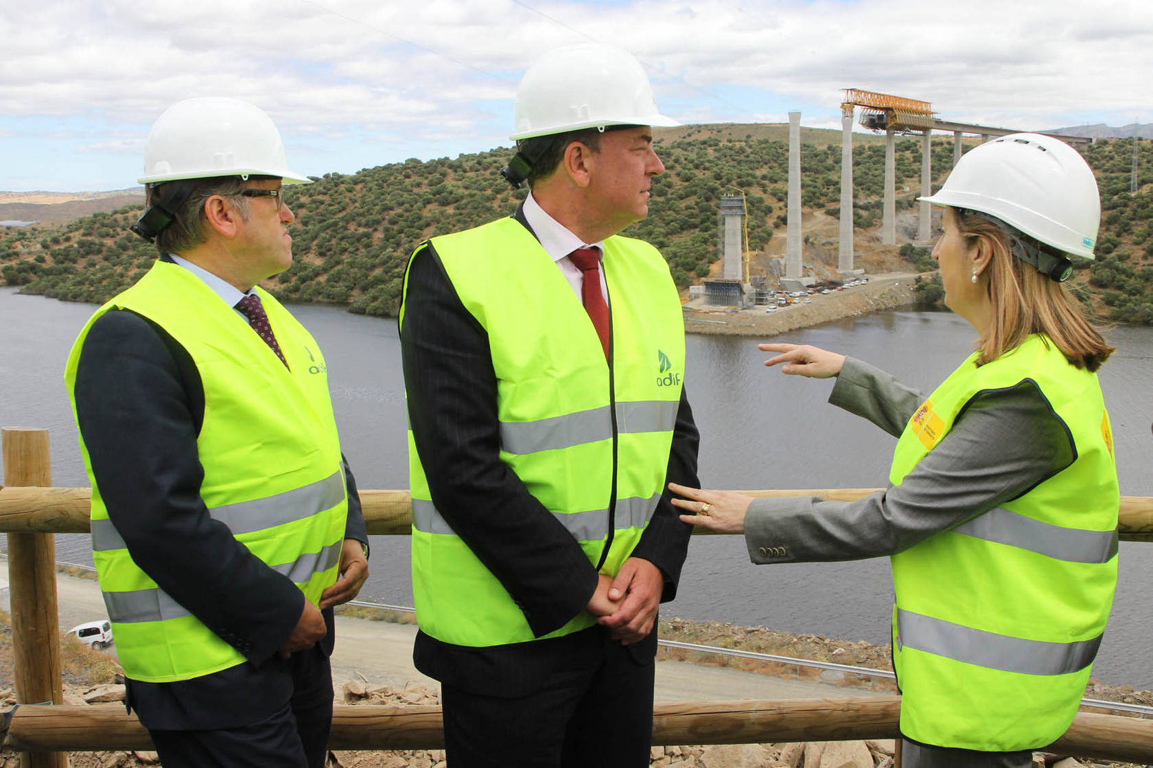 Pastor y Monago visitan las obras del AVE en los viaductos sobre los ríos Tajo y Almonte