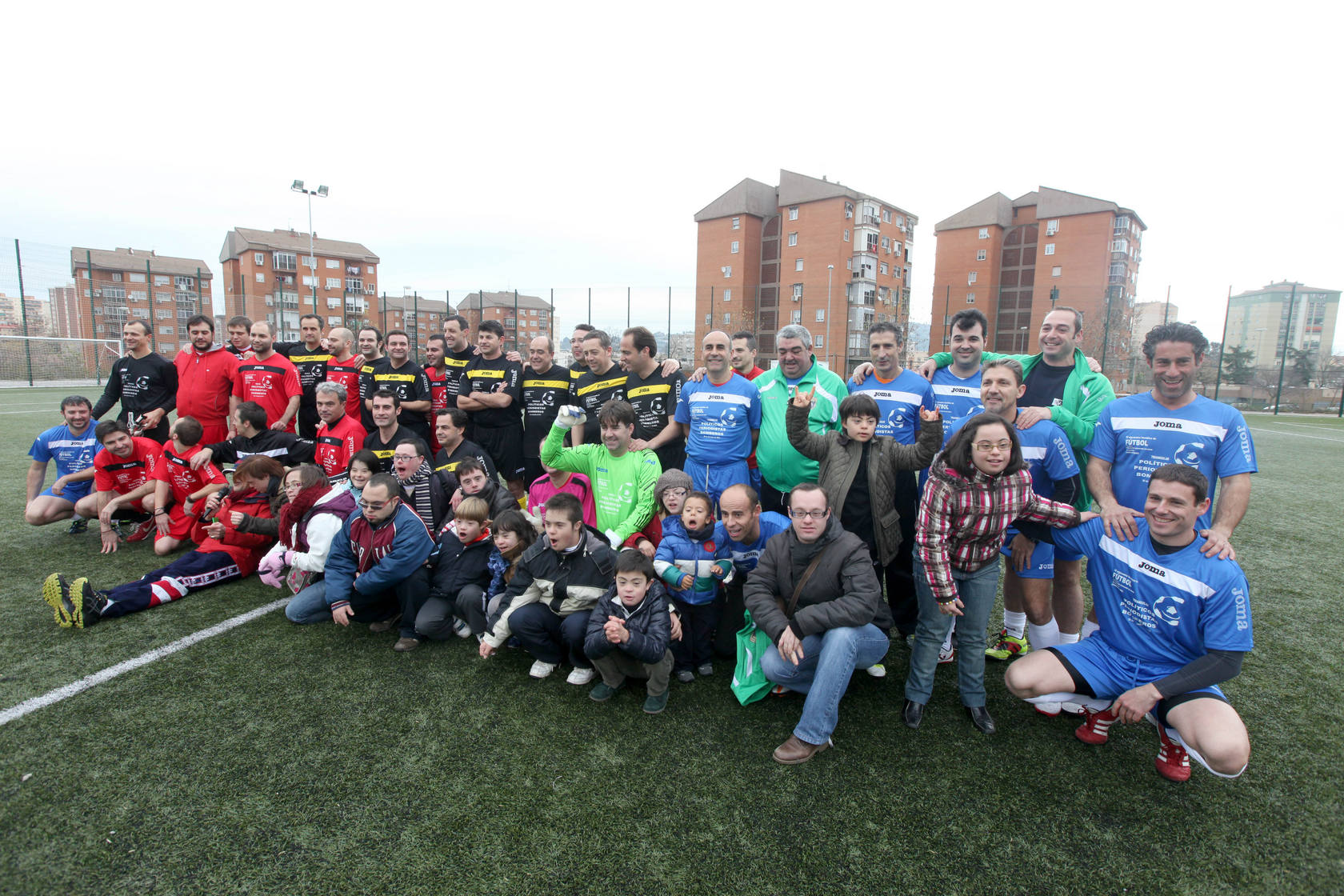 Partido solidario de políticos, periodistas y bomberos en Cáceres