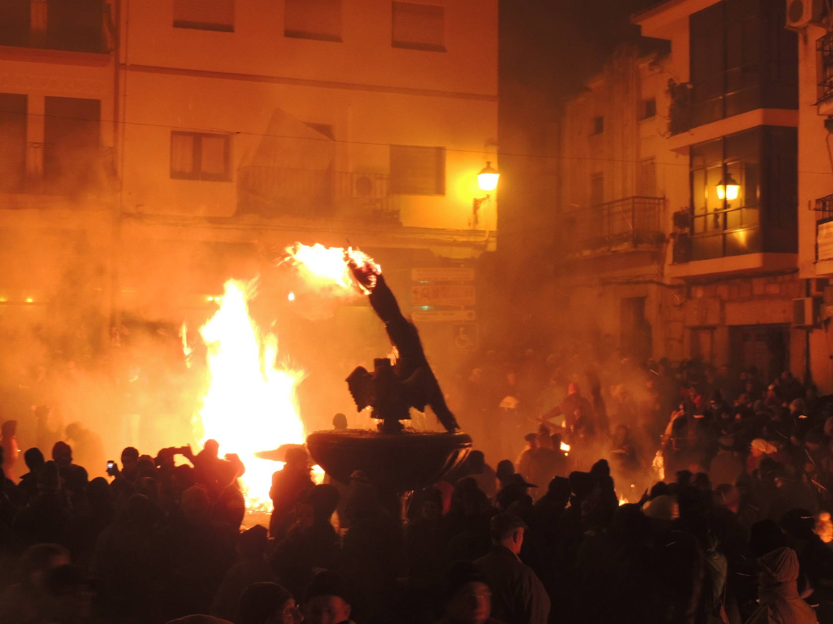 Los Escobazos avivan en Jarandilla el rito del fuego