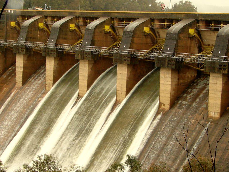 El embalse de Cíjara abre sus compuertas