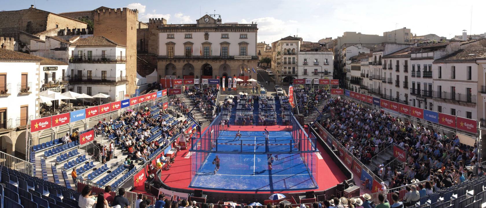 Segunda jornada de pádel en la Plaza Mayor de Cáceres