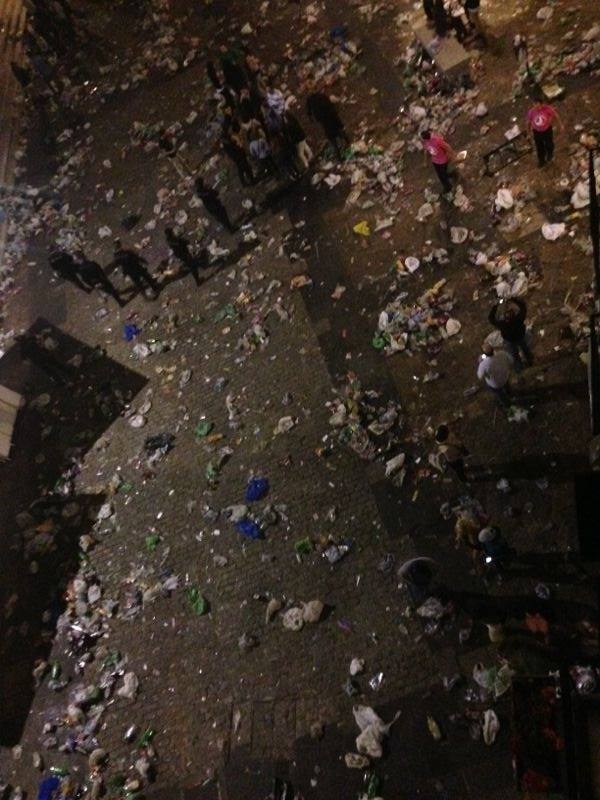 Así quedó la Plaza Alta después de la fiesta de Los Palomos