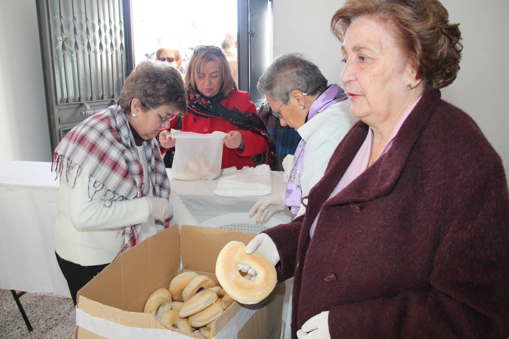 San Blas reparte 1.000 raciones de prueba de cerdo en dos horas