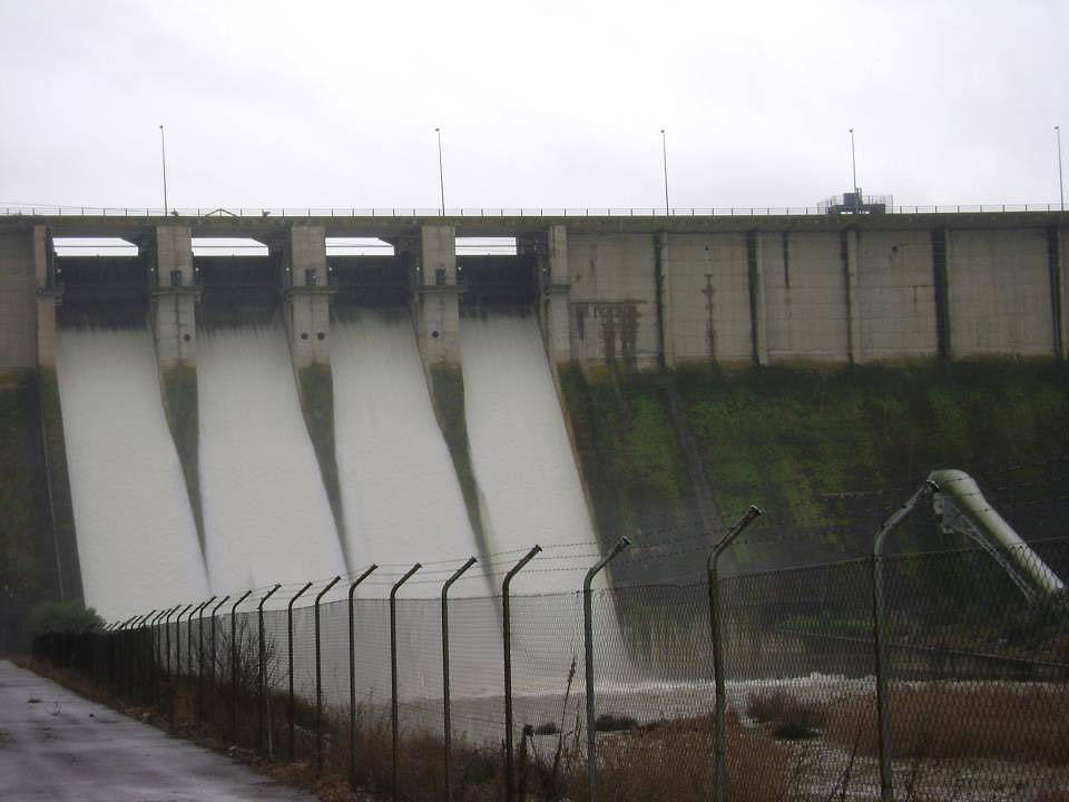 El embalse de Alange abre sus cuatro compuertas