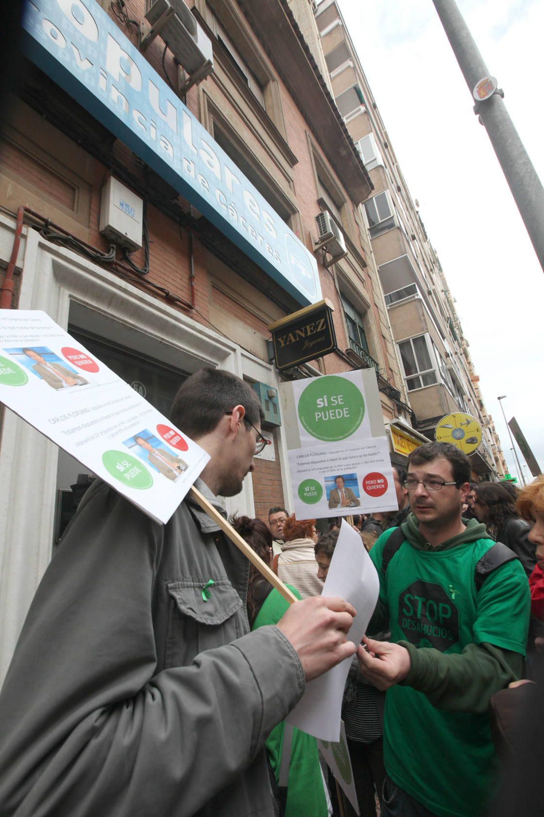 Afectados por la hipoteca protestan ante la sede del PP, en Cáceres